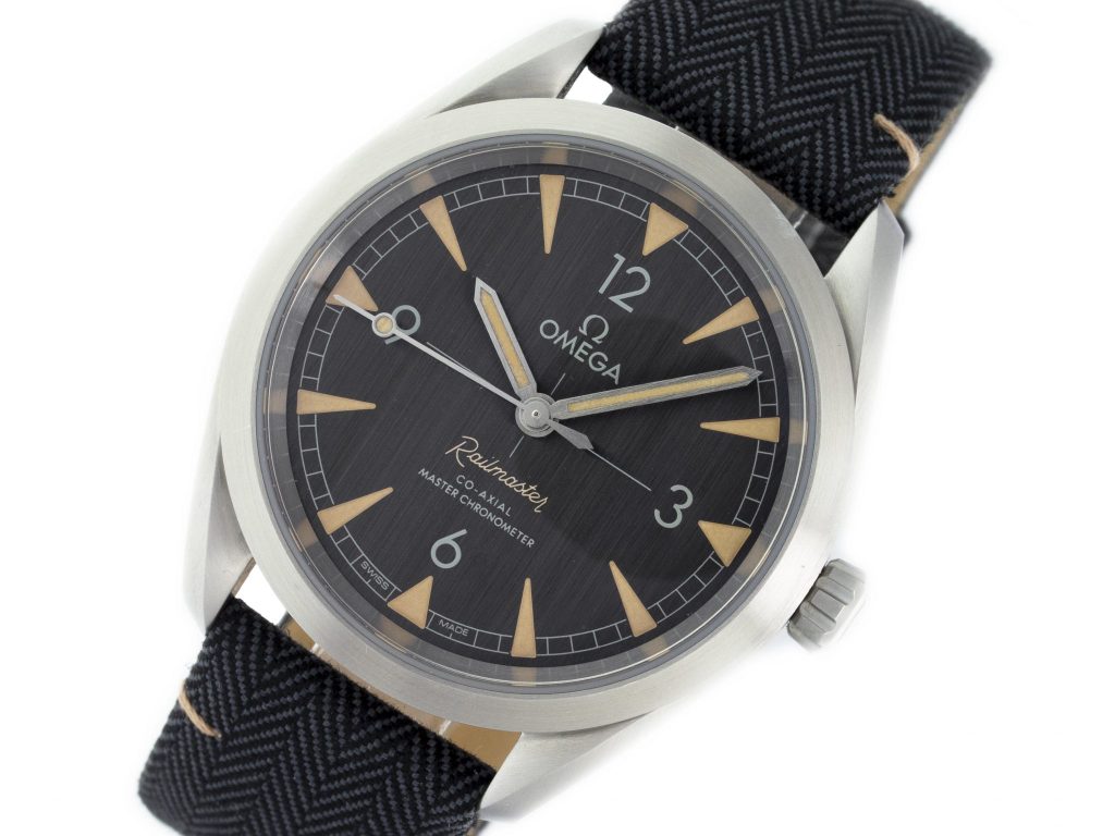 Omega-220.12.40.20.01.001-Seamaster-Railmaster-0346-02.jpg