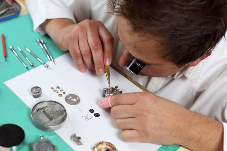 Watchmaker,In,His,Workshop,Repairing,A,Wrist,Watch.,Intentional,Shallow